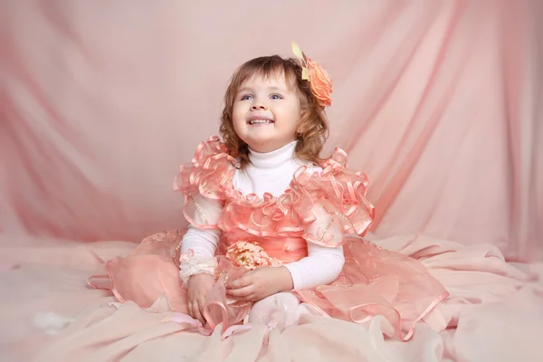 Glücklich lächelnd lustiges kleines Mädchen, das über den Vorhang blickt — Stockfoto