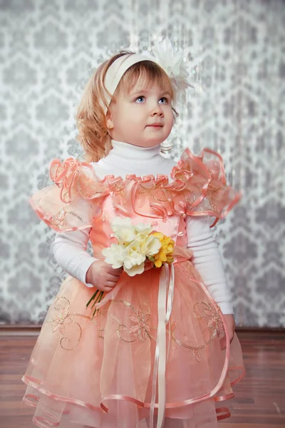 Retrato de niña encantadora divertida en el interior — Foto de Stock