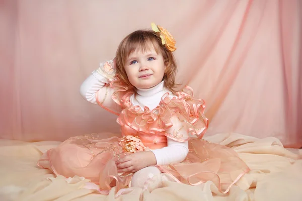 Porträt eines lustigen schönen kleinen Mädchens, das es sich zu Hause gemütlich macht — Stockfoto