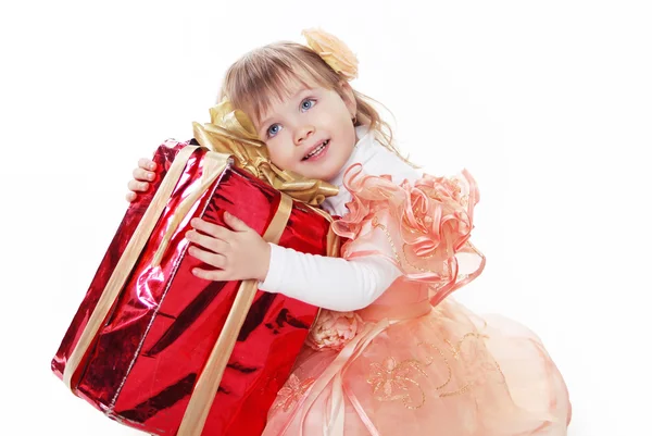 Játék, ajándék doboz szalaggal elszigetelt fehér vicces kislány — Stock Fotó