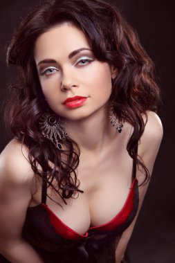 güzel ve seksi bir kız üzerinde koyu kırmızı iç çamaşırı giyiyor. attracti