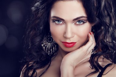 makyaj. mavi gözlü güzel esmer kız. Takı ve fas