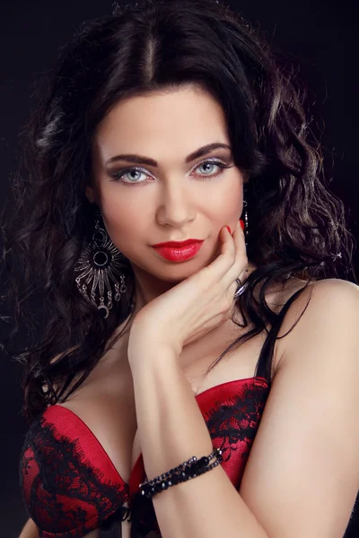Retrato de mulher bonita e sexy vestindo lingerie vermelha sobre d — Fotografia de Stock
