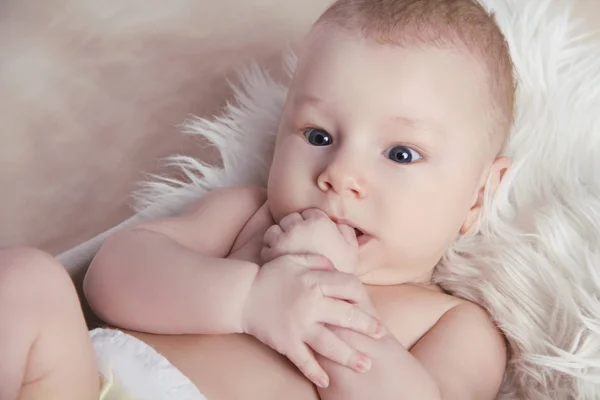 Portré vicces baby részlete nyalja a kéz ujjai — Stock Fotó
