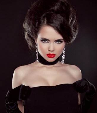 üzerinde koyu kırmızı dudaklar ile güzel bir esmer kadın portresi