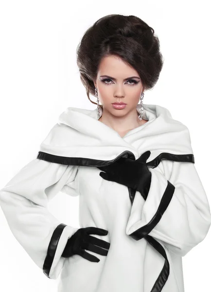 Fashion model meisje met kapsel in witte jas geïsoleerd op whit — Stockfoto