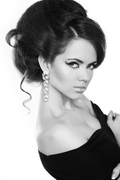 Портрет молодой красивой женщины с модной прической, черный
