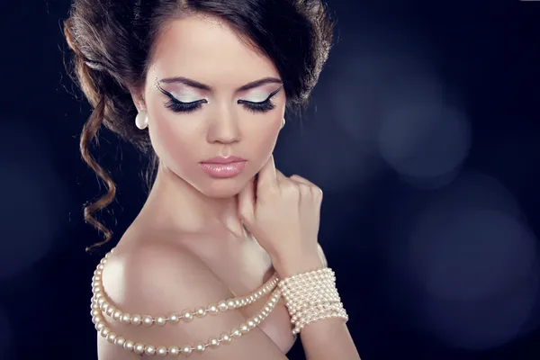 Hermosa mujer con un collar de perlas en los hombros desnudos —  Fotos de Stock