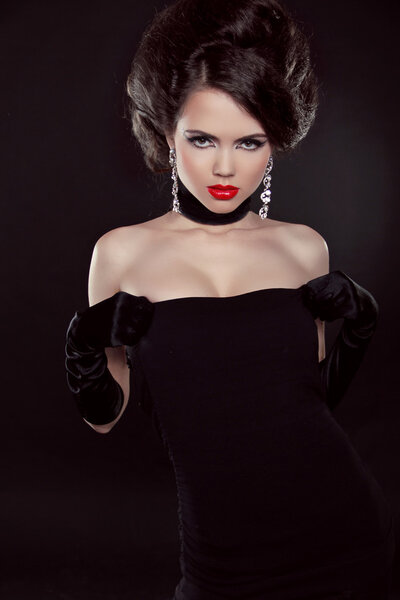 Красивая элегантная женщина с бриллиантами. Украшения и красота. Фаши
