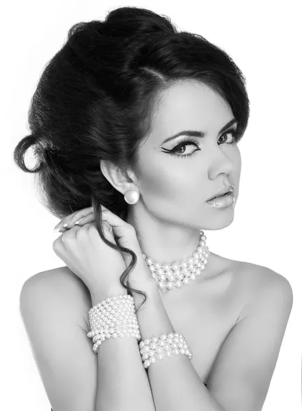Mooie vrouw met avond make-up. sieraden en schoonheid. zwart — Stockfoto