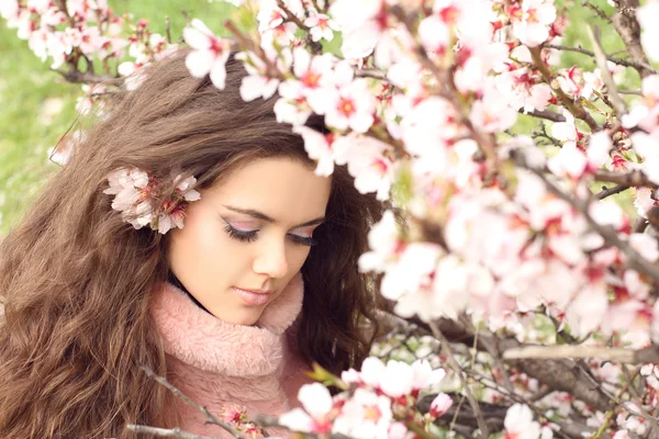 Beauté femme, en plein air portrait de jeune fille belle gaie — Photo