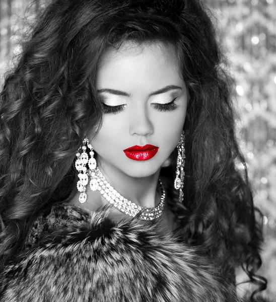 Red lips, Beautiful Woman in Luxury Fur Coat. Black and white ph — Stock Photo, Image