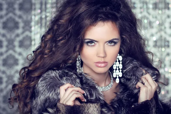 Jewelry and Fashion lady. Beautiful Woman wearing in Luxury Fur — Stock Photo, Image