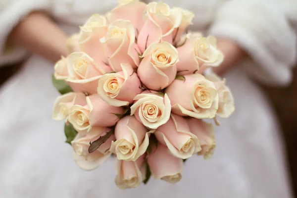 Buquê de casamento de rosas em mãos da noiva — Fotografia de Stock