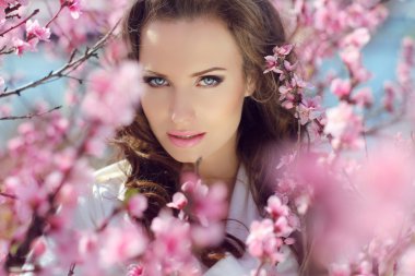 bakıyorum. açık pembe çiçekleri güzel bir kadın portresi