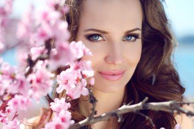açık havada güzel gülümseyen kadın, model-Pembe bloss portresi