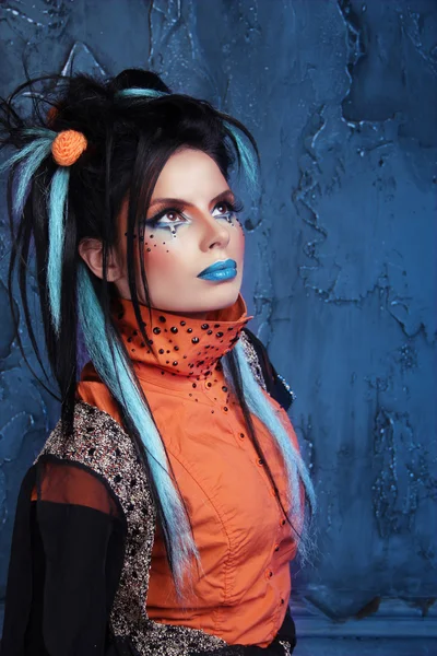 Rock girl avec des lèvres bleues et coiffure punk appuyé contre grun — Photo