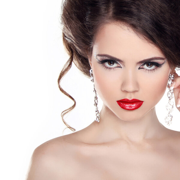Красные губы. Красивая женщина с вьющимися волосами и вечерним макияжем. J
