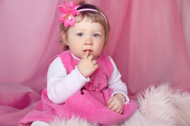 sevimli küçük kız, parmağını ağzına portresi