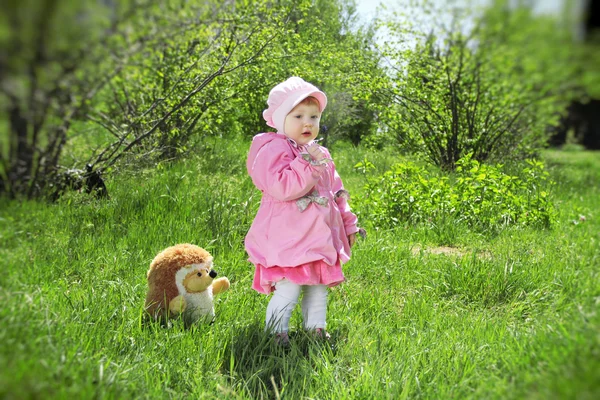 Portrait of a happy little girl in the park — Stock Photo, Image