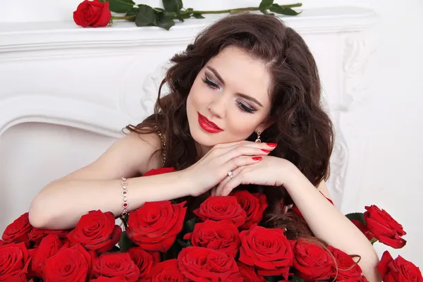 Retrato de mulher sorridente atraente com buquê de rosas vermelhas em m — Fotografia de Stock