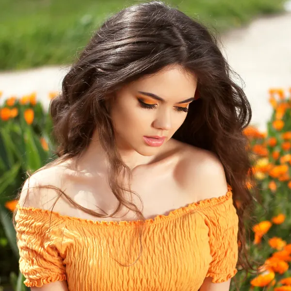 Außenporträt. Haare. schöne brünette Mädchen. gesundes langes h — Stockfoto