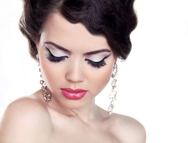makyaj. dudaklar. saç modeli. retro kadın portre üzerinde beyaz izole