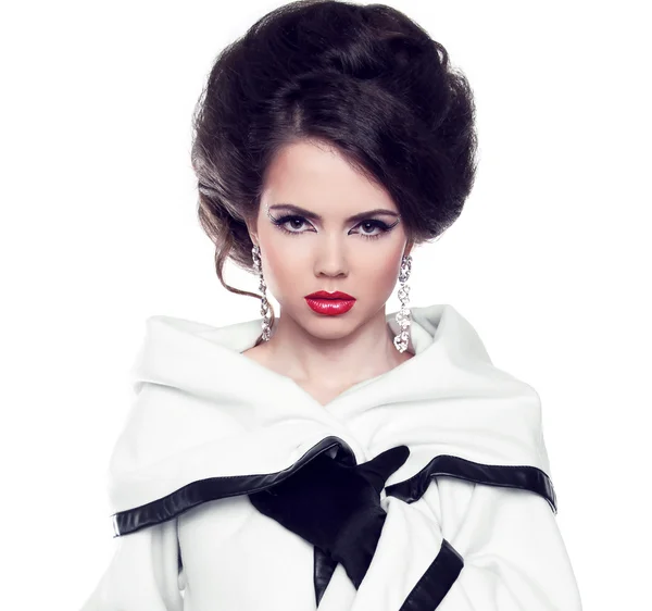Mooie vrouw model poseren met kapsel en make-up ik mode — Stockfoto