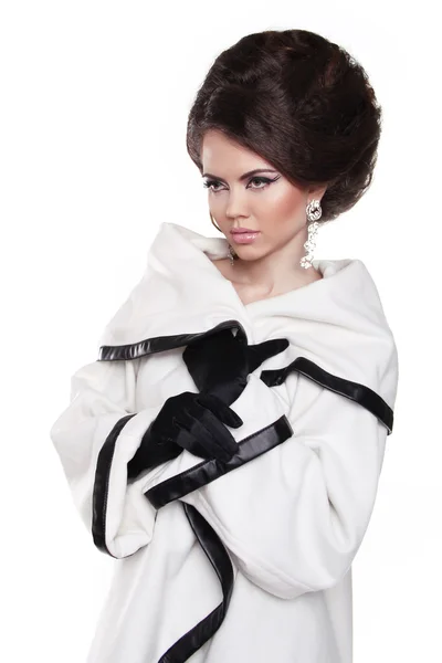 Hermosa mujer modelo de moda con abrigo aislado en blanco — Foto de Stock