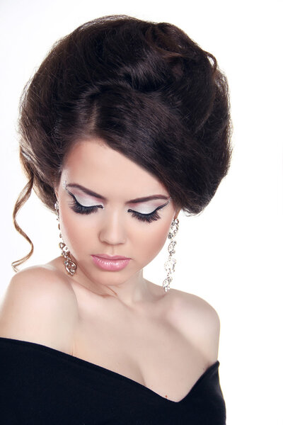 Модный портрет красивой девушки. Женщина в стиле Vogue. Прическа
