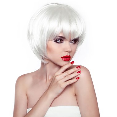 Kırmızı dudaklar ve manikürlü tırnaklar. moda şık güzellik kadın portr