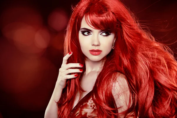 Colorir Cabelo Vermelho. Retrato de menina de moda com cabelo encaracolado longo ov — Fotografia de Stock