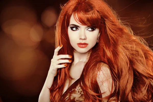 Κόκκινα μαλλιά. όμορφη γυναίκα. υγιή μακριά μαλλιά. ομορφιά κορίτσι μοντέλο. — Φωτογραφία Αρχείου