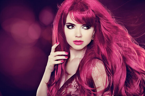 Волосы. Красивая девушка. Здоровые длинные волосы. Женщина-модель красоты. Хай
