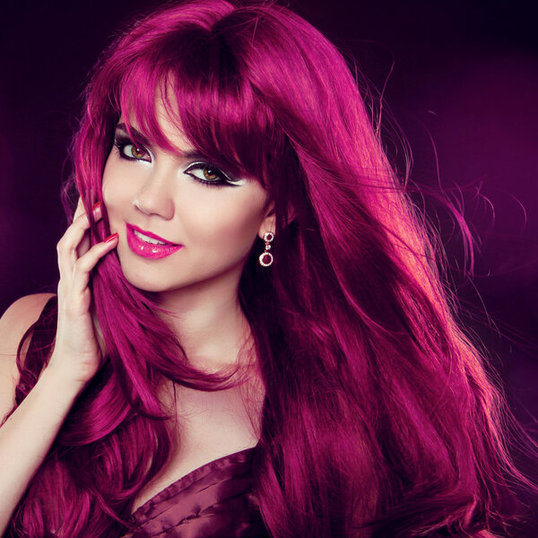 Прическа. Рыжие волосы. Портрет девушки моды с длинными вьющимися волосами
.