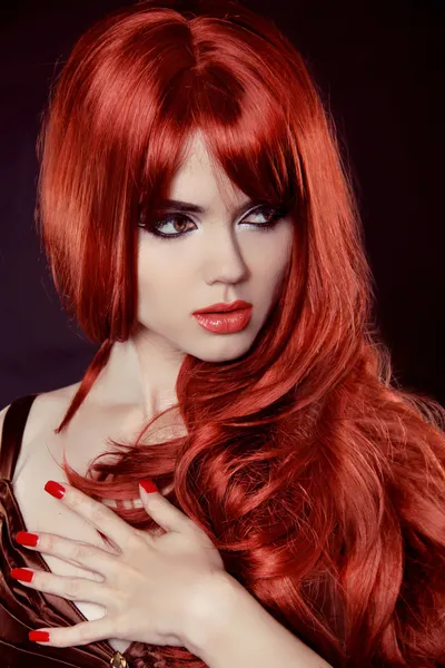 Cabelo vermelho. Retrato de menina de moda com cabelo encaracolado longo isolado em — Fotografia de Stock