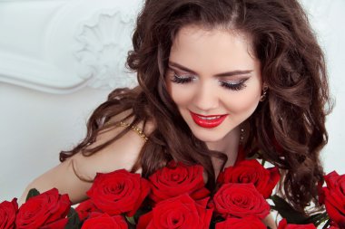 güzel bir kadın kıvırcık saçlı ve moda portre portre
