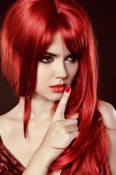 Μυστικό. κόκκινα μαλλιά. Όμορφο κορίτσι. υγιή μακριά μαλλιά. λειτουργία ομορφιά — Φωτογραφία Αρχείου