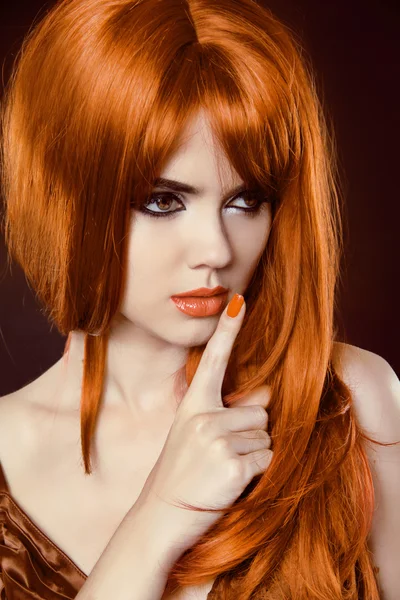 Red Hair. Beautiful Girl. Healthy Long Brown Hair. Beauty Model — Stock Photo, Image