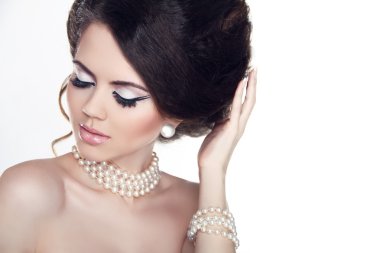 Takı ve makyaj. Bezelye ile güzel bir kadın moda portre