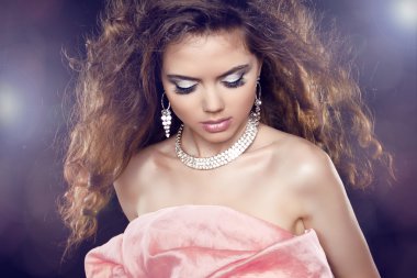 uzun kıvırcık saçları ve f seksi kadın güzellik glamour portresi