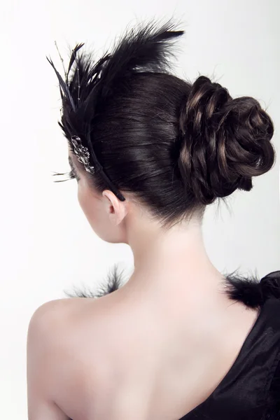 Portrait de jeune belle femme avec coiffure élégante créative — Photo