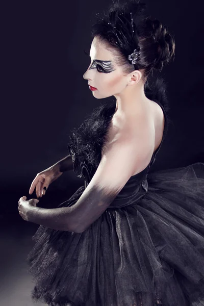Beyaz genç kadın balerin bale dansçı üzerinde karanlık — Stok fotoğraf