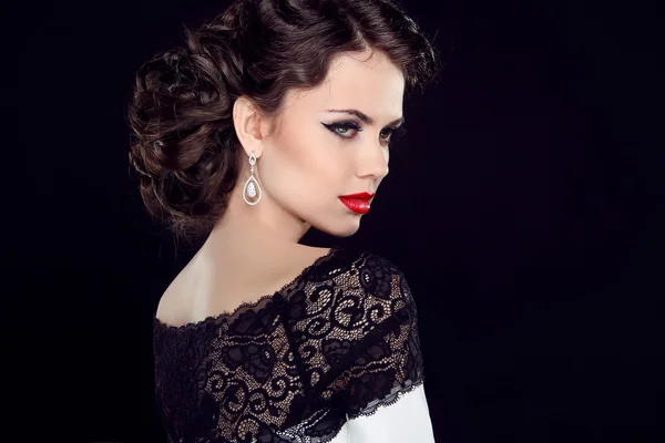 Mode Brünette Modell Porträt. Schmuck und Frisur. elegante Dame isoliert auf schwarzem Hintergrund. — Stockfoto