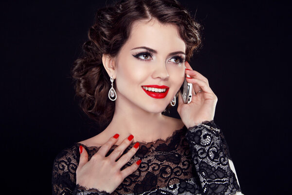 Счастливая деловая женщина разговаривает по мобильному телефону. Мода элегантная
