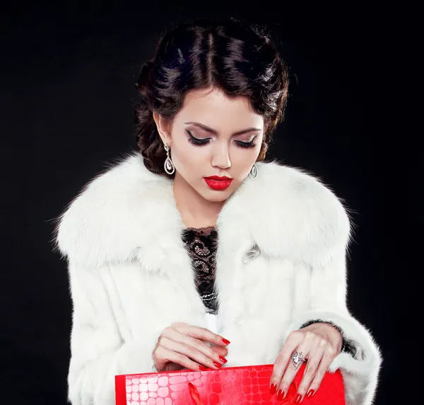 Kobieta moda model w futro herb otworzyć torbę na zakupy. na białym tle na b — Zdjęcie stockowe