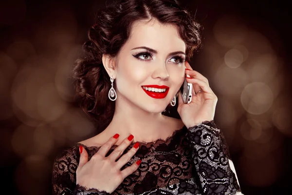 Young happy woman talking on mobile phone. Fashion Brunette Mode — Stock Photo, Image