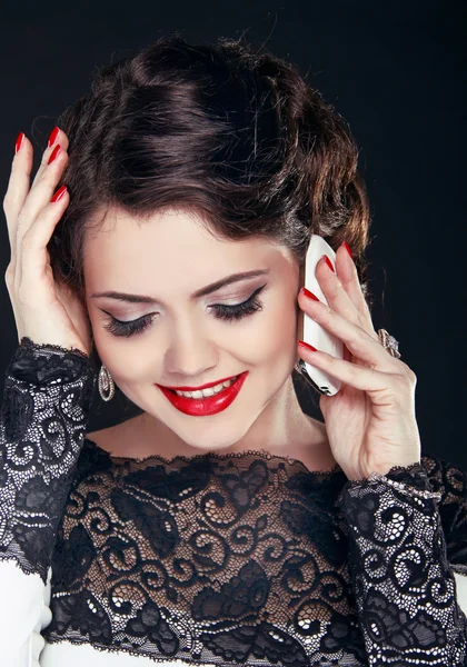 Joven mujer feliz hablando por teléfono móvil. Moda Modo Morena — Foto de Stock