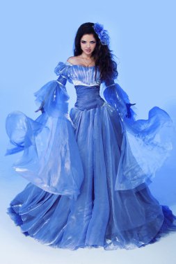 muhteşem elbiseyi üfleme içinde güzel kadın moda fotoğrafı.