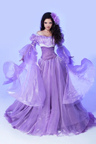 Mode jeune femme magnifique en robe de soufflage violet. Studio — Photo